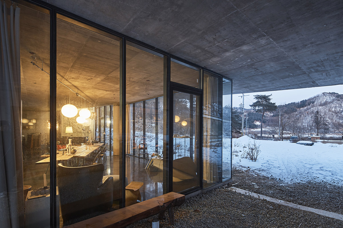 Chiasmus Partners' family home melts boundaries between nature and human scale in countryside
