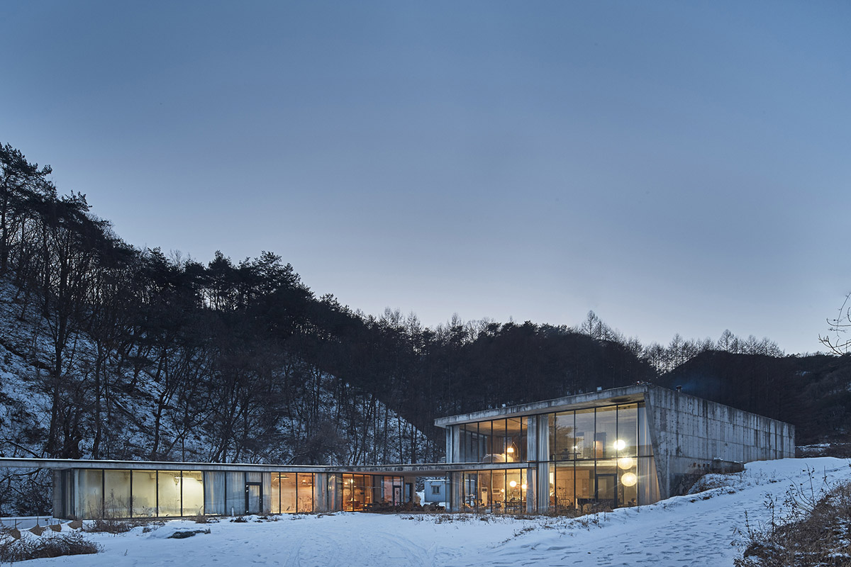 Chiasmus Partners' family home melts boundaries between nature and human scale in countryside