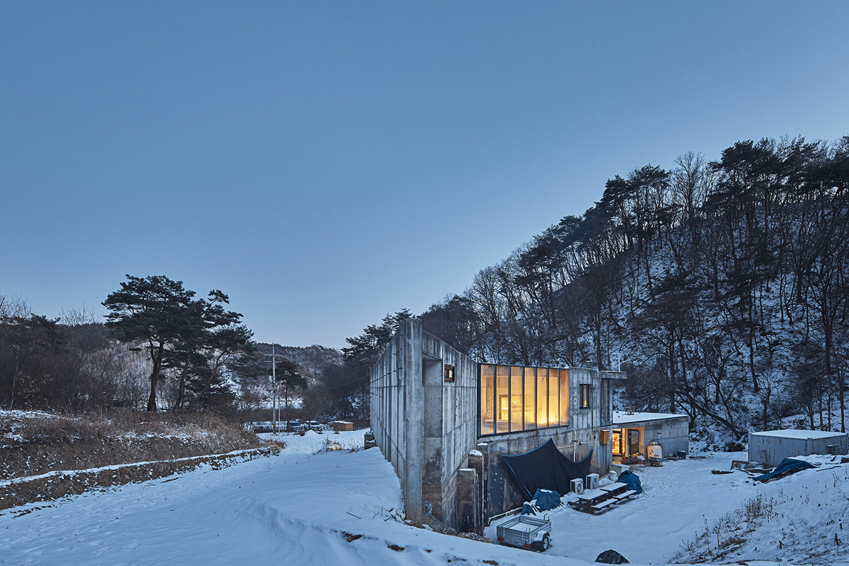 Chiasmus Partners' family home melts boundaries between nature and human scale in countryside