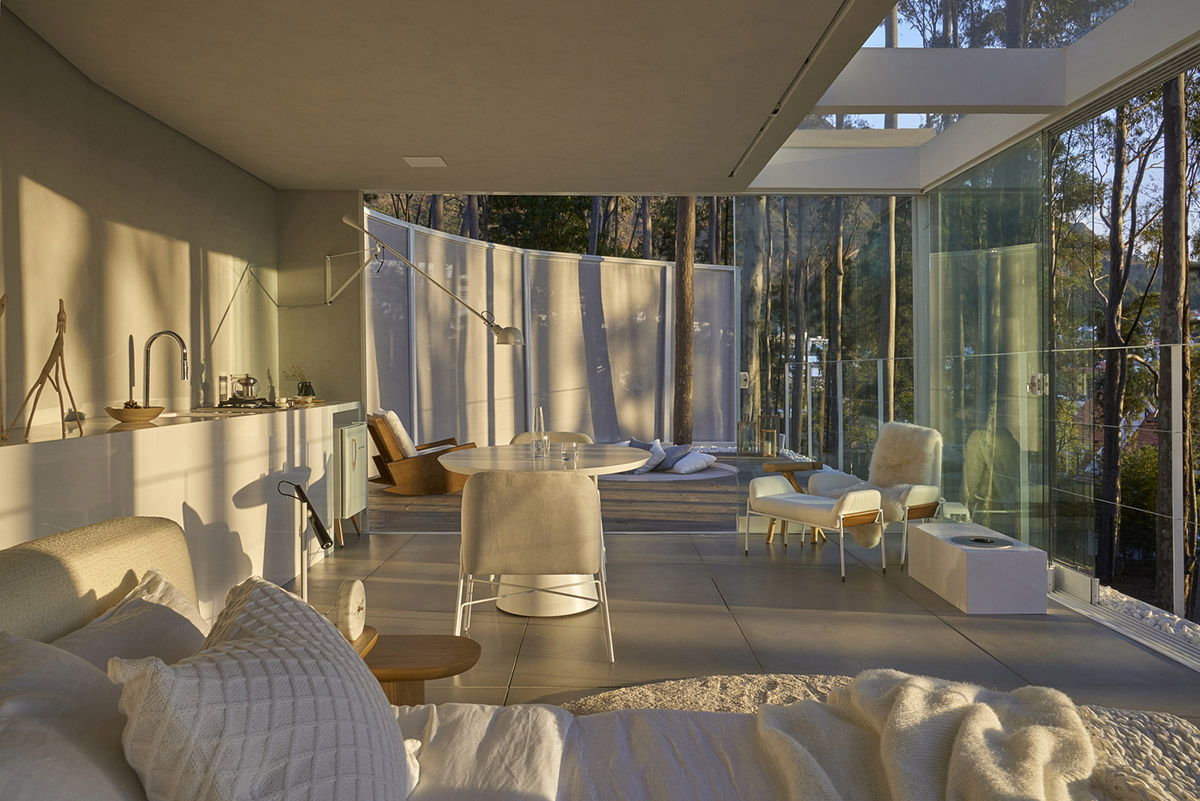 Piacesi Arquitetos Associados suspends refuge cabin with light and curved structures within a forest