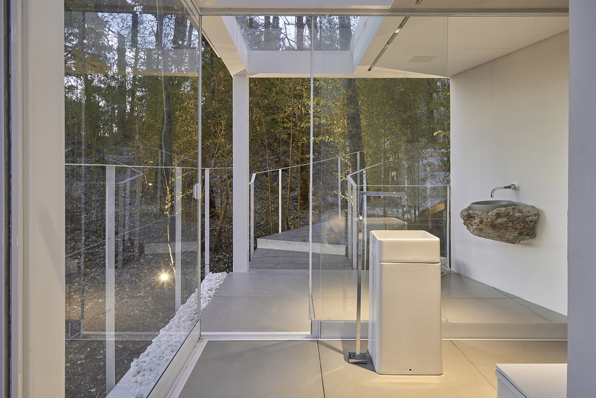 Piacesi Arquitetos Associados suspends refuge cabin with light and curved structures within a forest