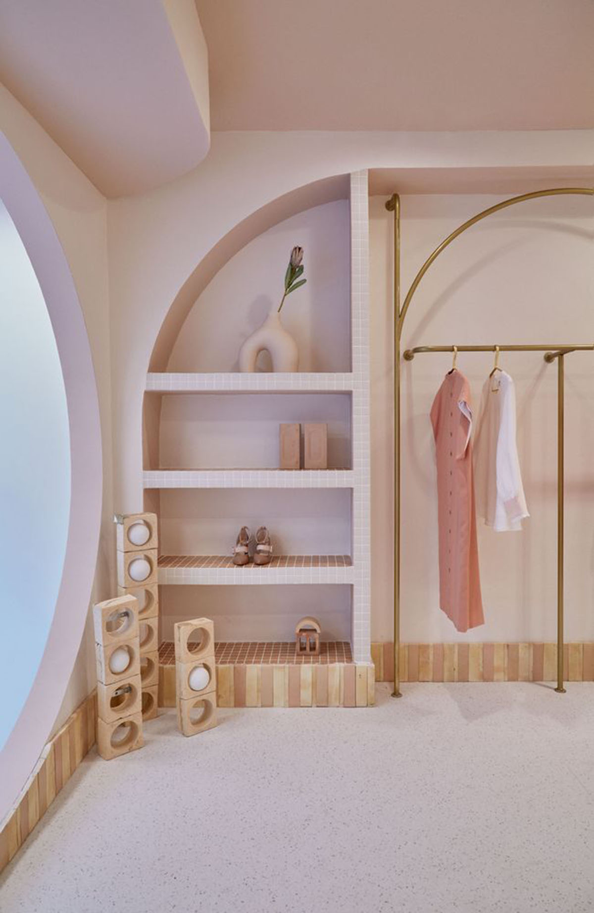 Студия Patricia Bustos создает светло-розовые интерьеры с арочными деталями для концептуального магазина в Мадриде. 