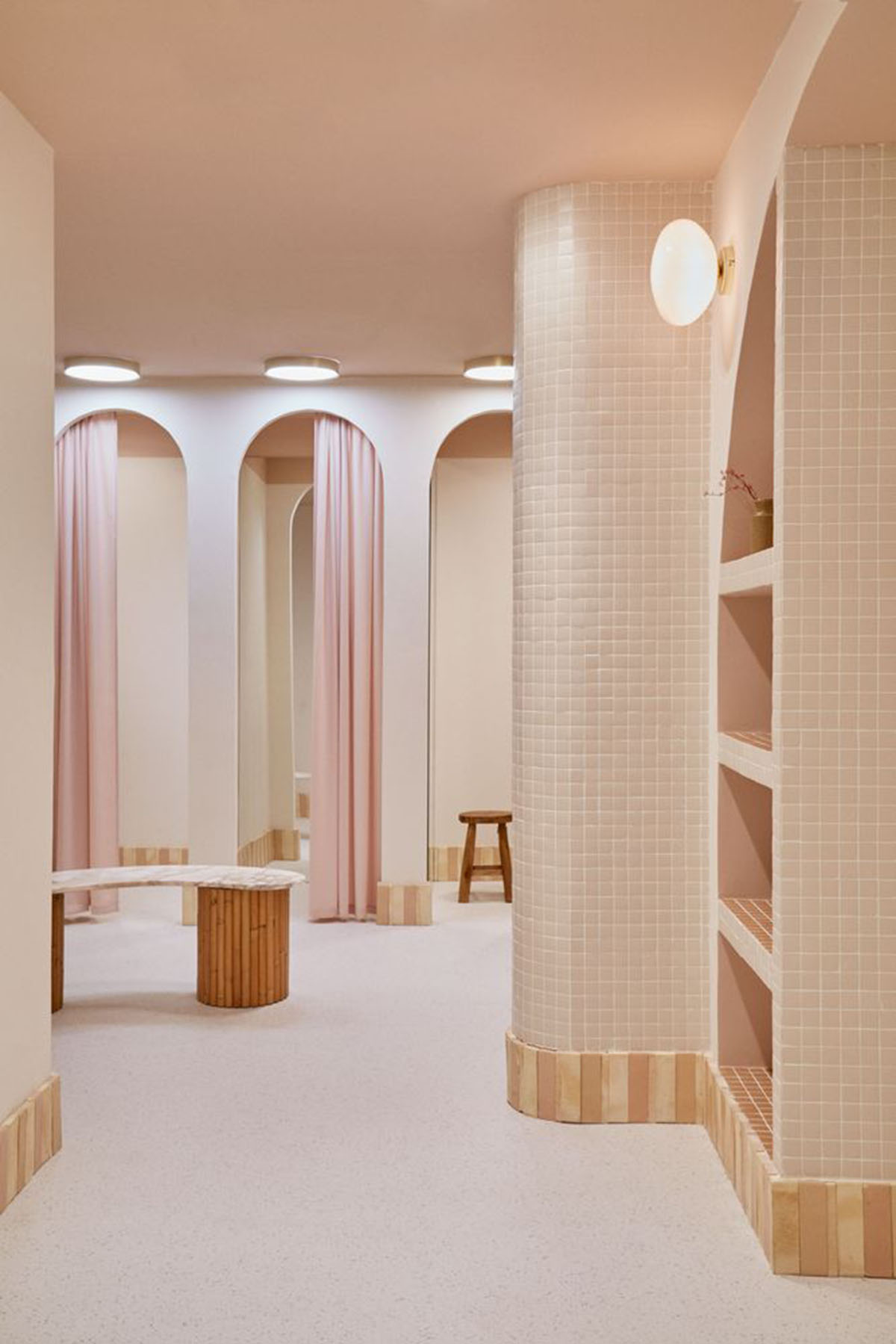 Студия Patricia Bustos создает светло-розовые интерьеры с арочными деталями для концептуального магазина в Мадриде. 