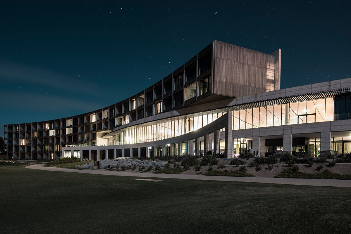 Wood Marsh built luxury resort with sweeping arc-shaped volume in Australia