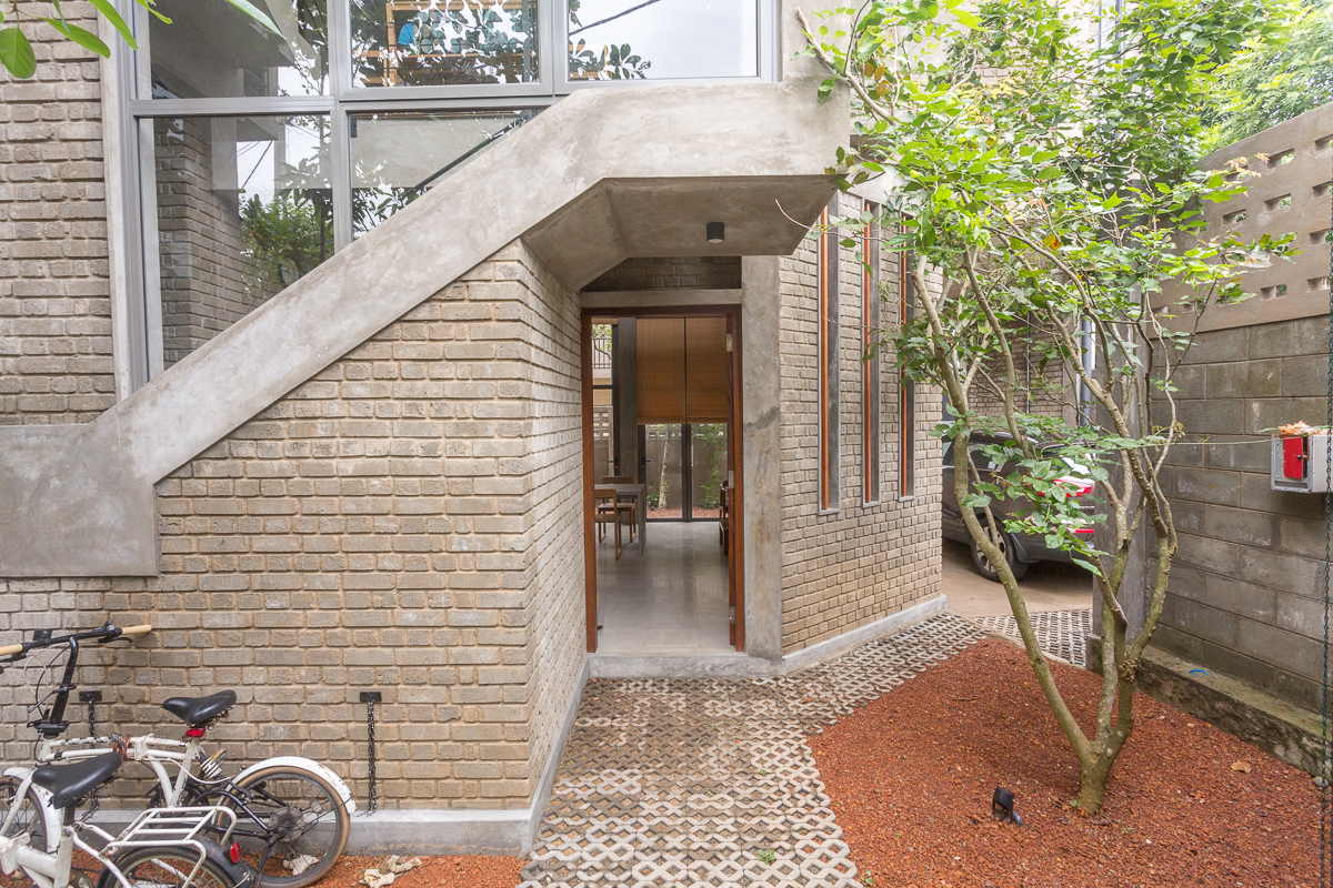 Chinthaka Wickramage Associates built Pagoda House with protruding facade in Sri Lanka