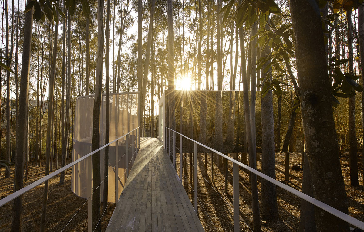 Piacesi Arquitetos Associados suspends refuge cabin with light and curved structures within a forest