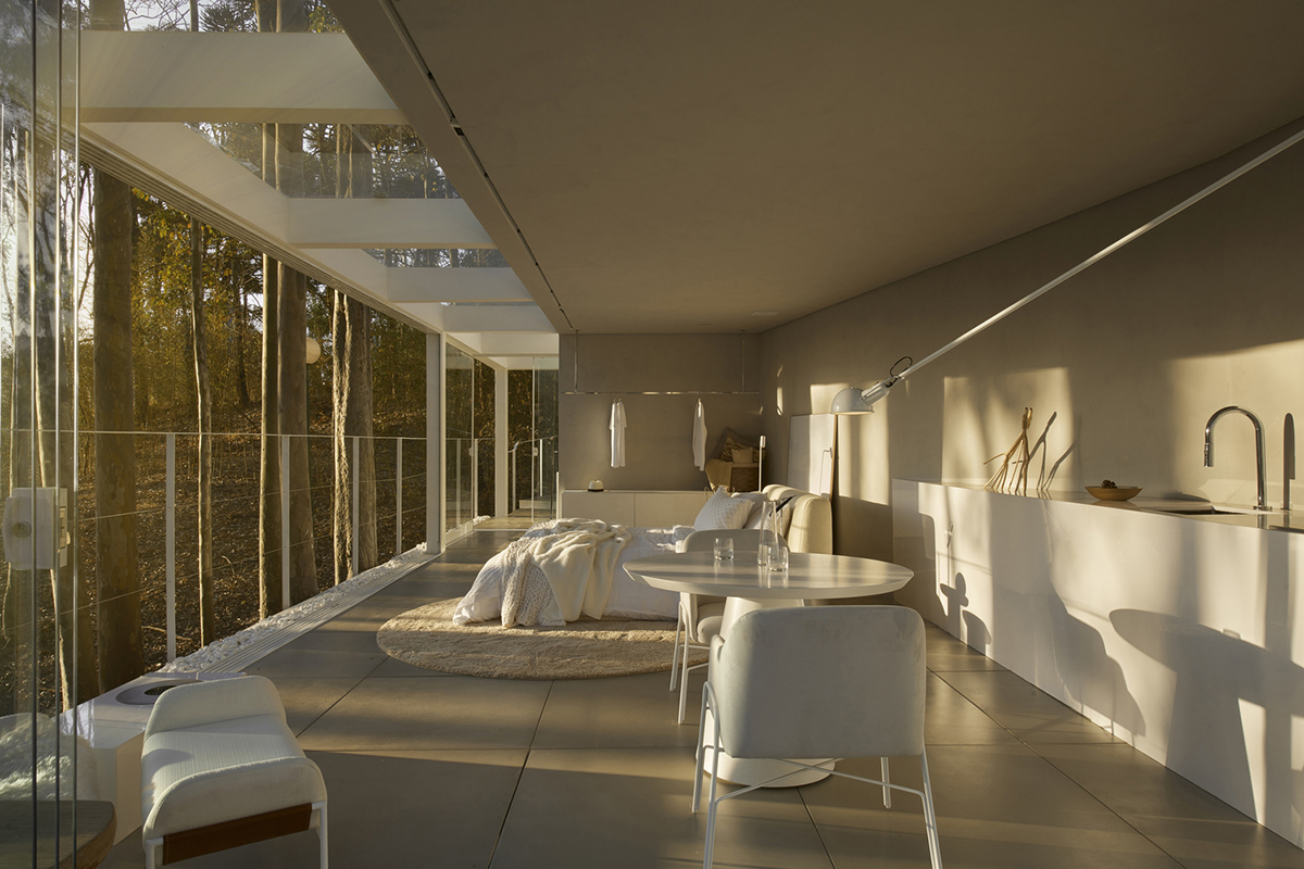 Piacesi Arquitetos Associados suspends refuge cabin with light and curved structures within a forest