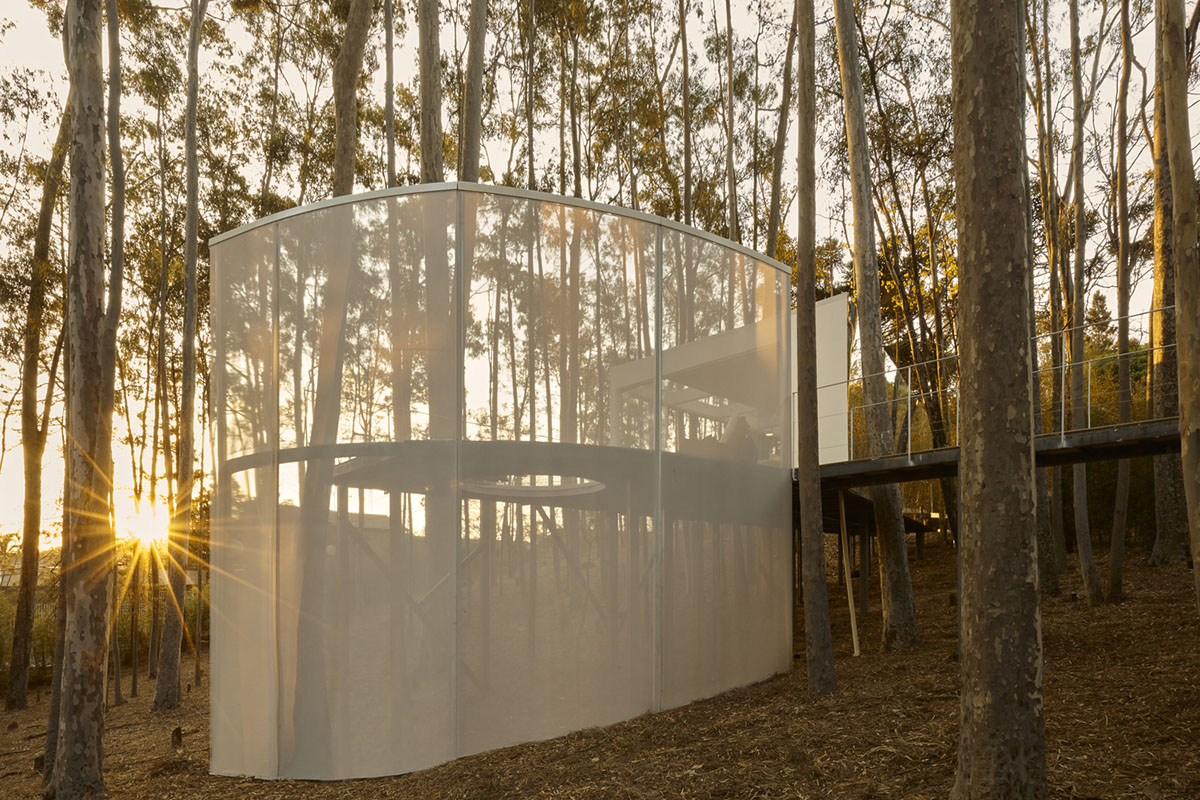 Piacesi Arquitetos Associados suspends refuge cabin with light and curved structures within a forest