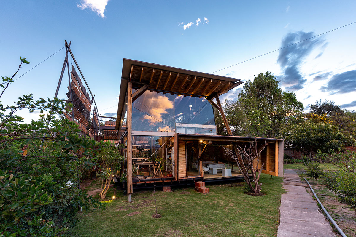 Daniel Moreno Flores creates welcoming screen with hanging tiles to mark this house in Ecuador