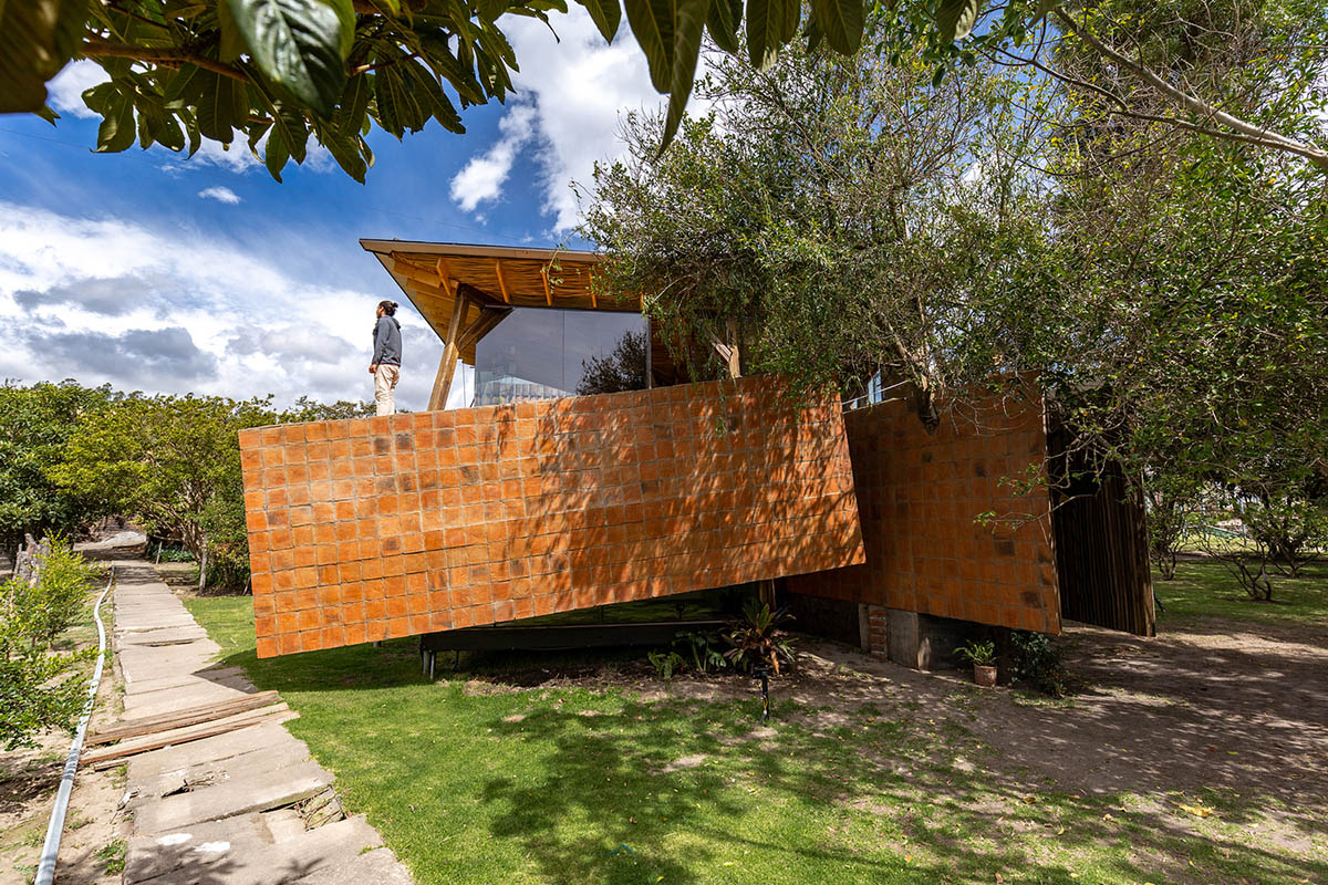 Daniel Moreno Flores creates welcoming screen with hanging tiles to mark this house in Ecuador