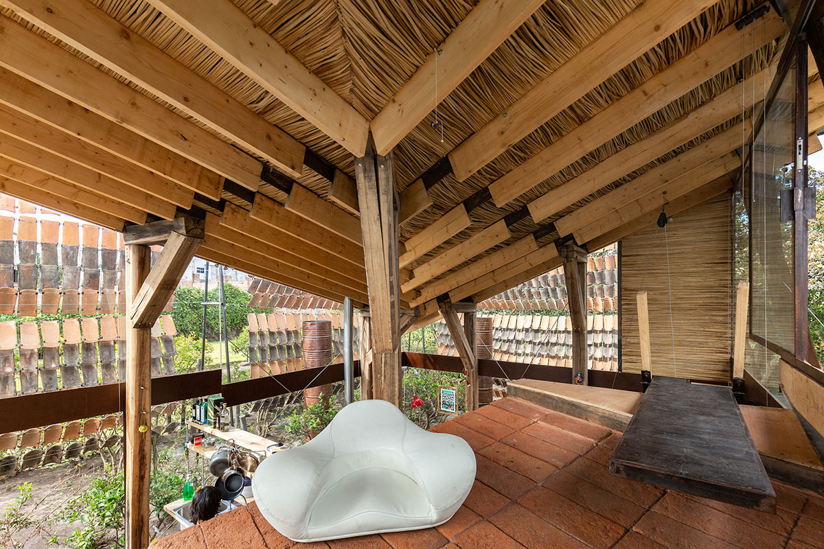 Daniel Moreno Flores creates welcoming screen with hanging tiles to mark this house in Ecuador