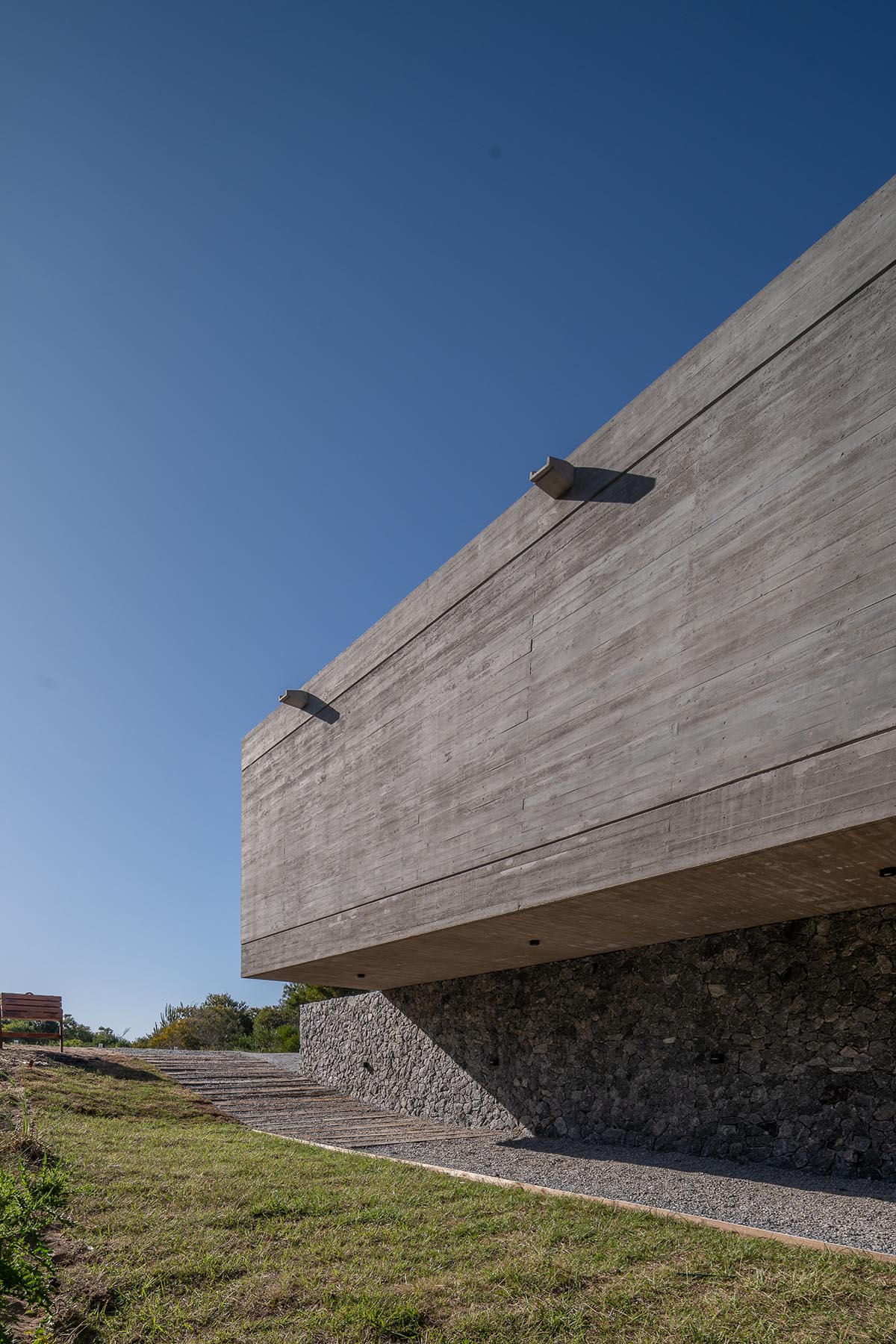 En Obra Arquitectos completes concrete Casa Pirca in Argentina