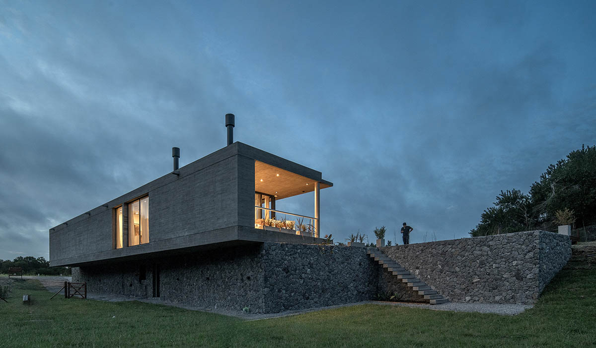 En Obra Arquitectos completes concrete Casa Pirca in Argentina