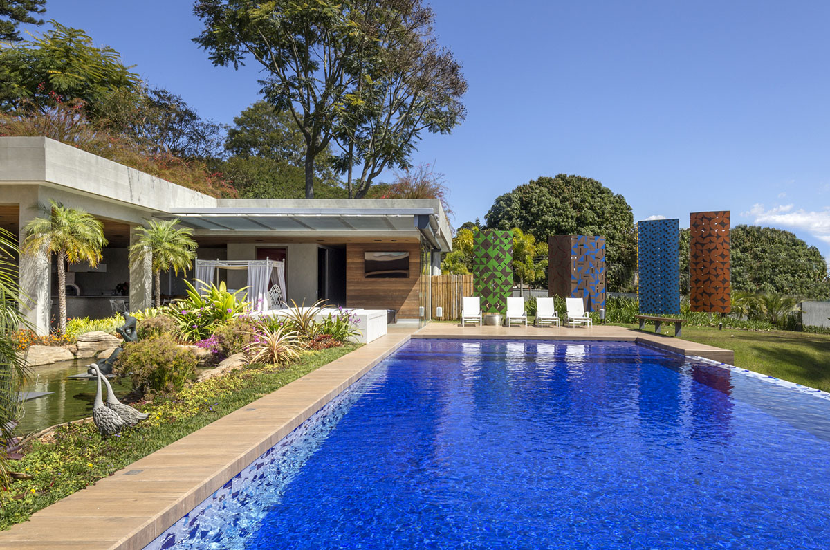 Arquitécnika revitalizes 1970s brutalist residence with new program and additions in Brasília, Brazil