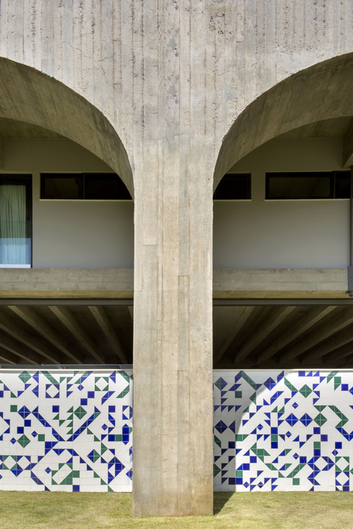 Arquitécnika revitalizes 1970s brutalist residence with new program and additions in Brasília, Brazil