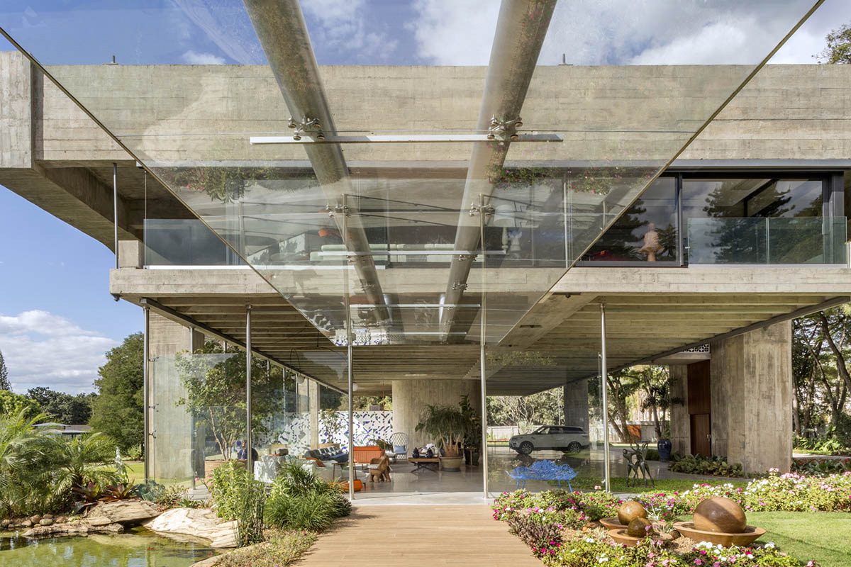 Arquitécnika revitalizes 1970s brutalist residence with new program and additions in Brasília, Brazil
