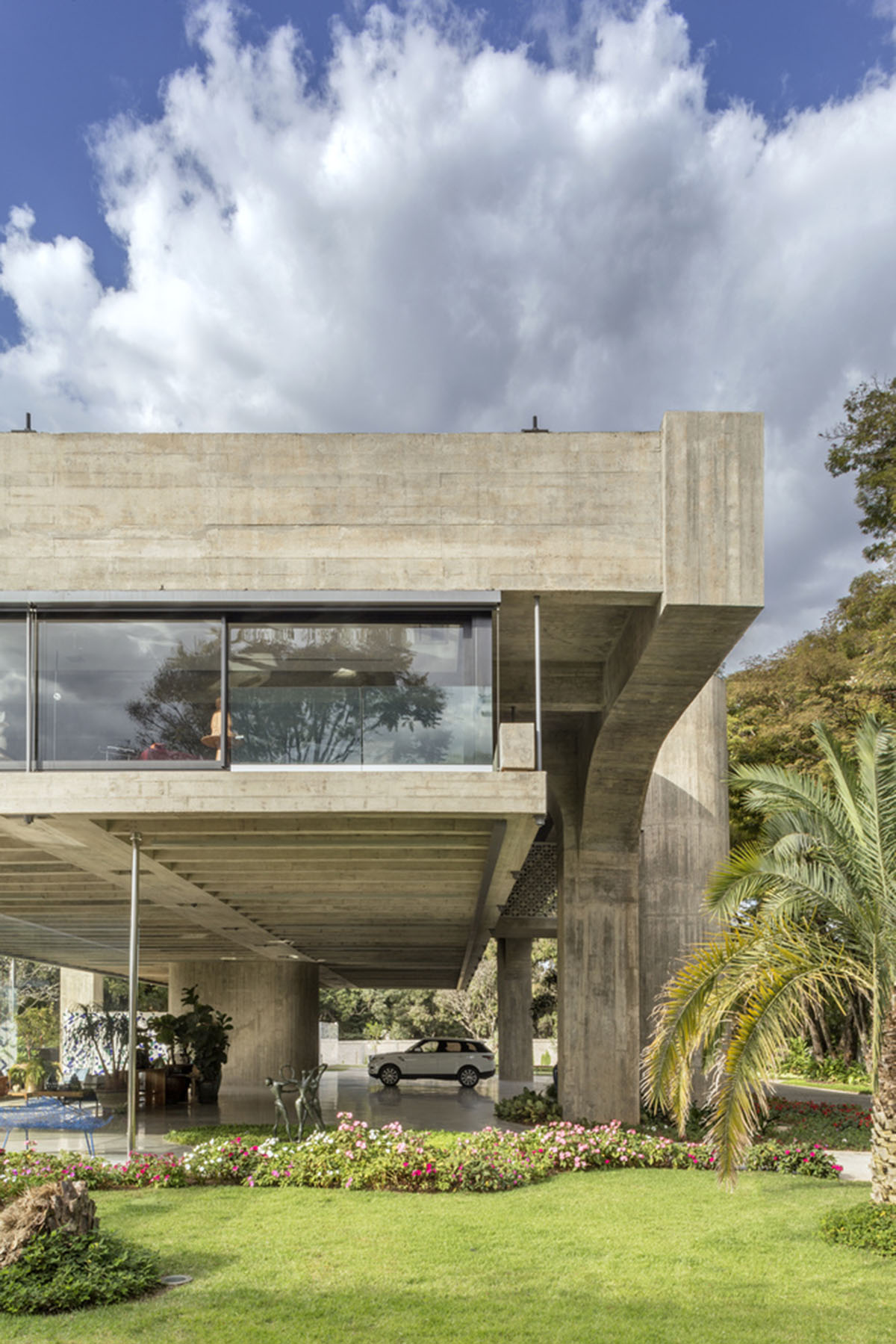 Arquitécnika revitalizes 1970s brutalist residence with new program and additions in Brasília, Brazil