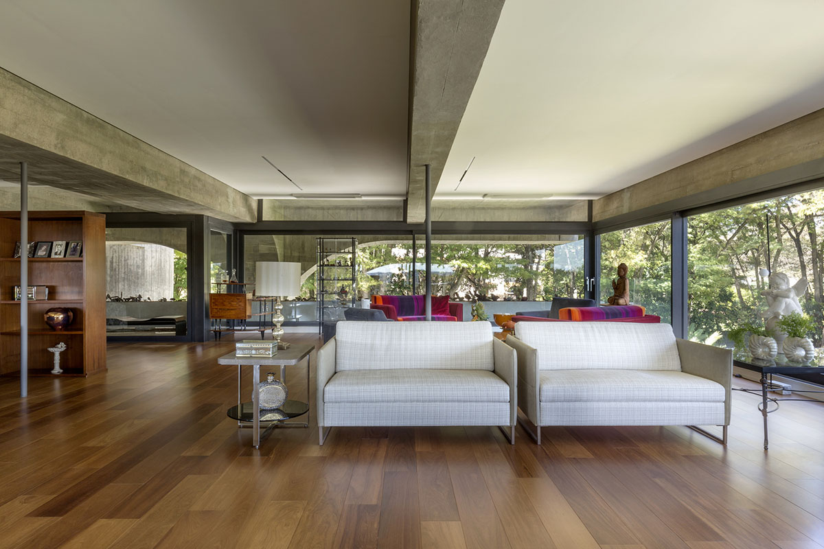 Arquitécnika revitalizes 1970s brutalist residence with new program and additions in Brasília, Brazil
