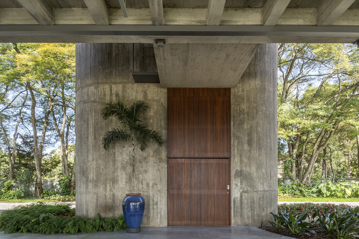 Arquitécnika Revitalizes 1970s Brutalist Residence With New Program And ...