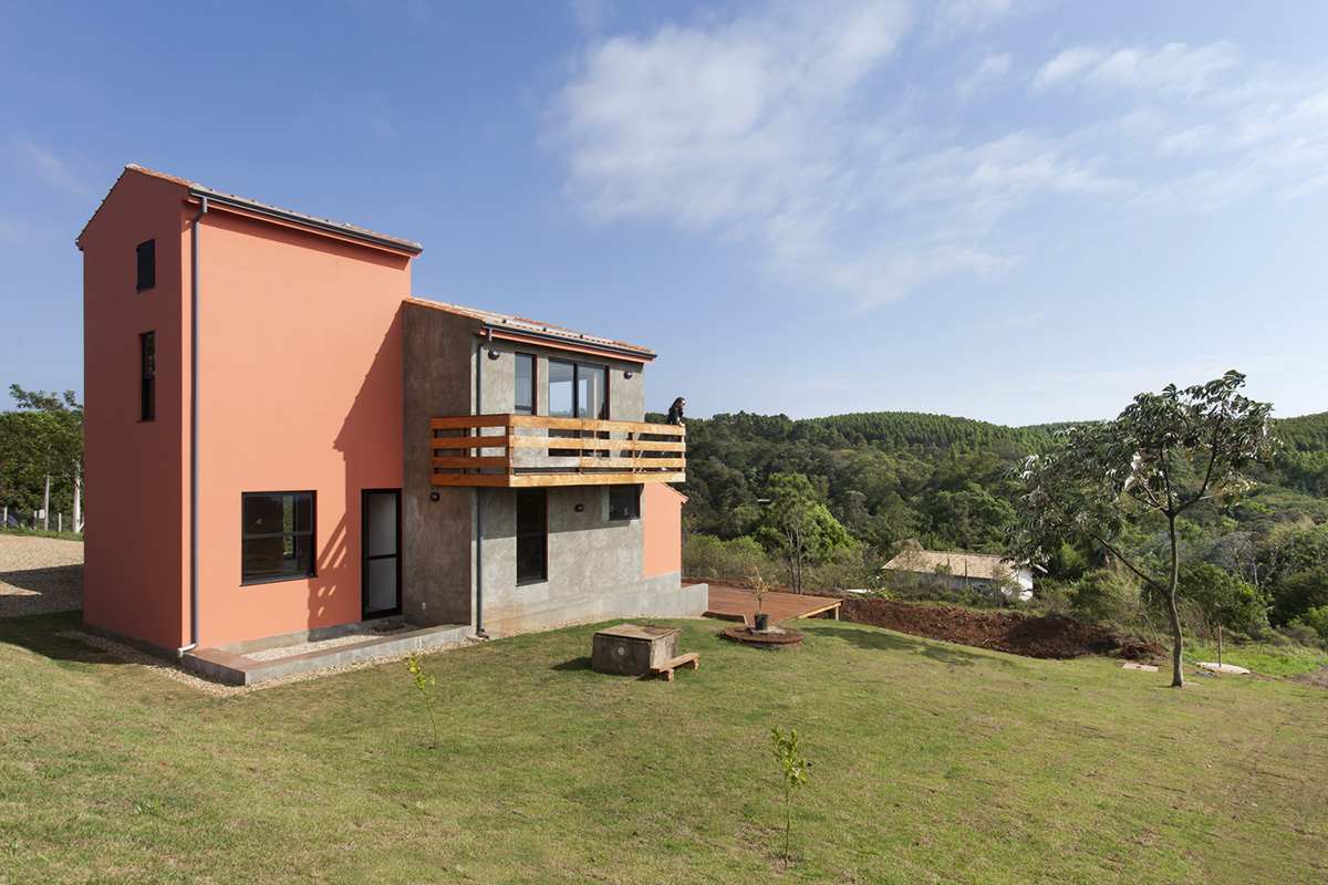 AUÁ arquitetos' reddish house seeks diversity for changing lifestyles in a human scale