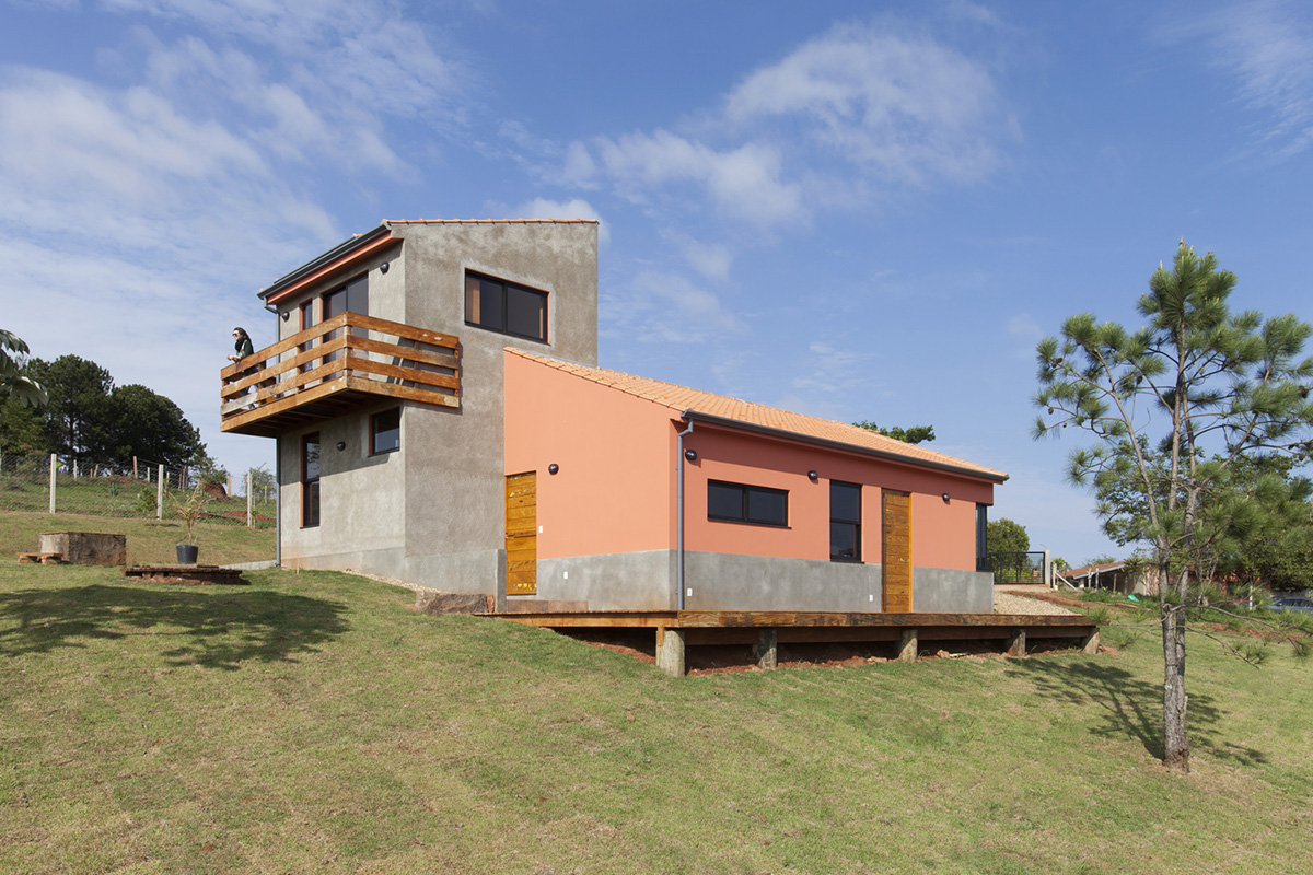 AUÁ arquitetos' reddish house seeks diversity for changing lifestyles in a human scale