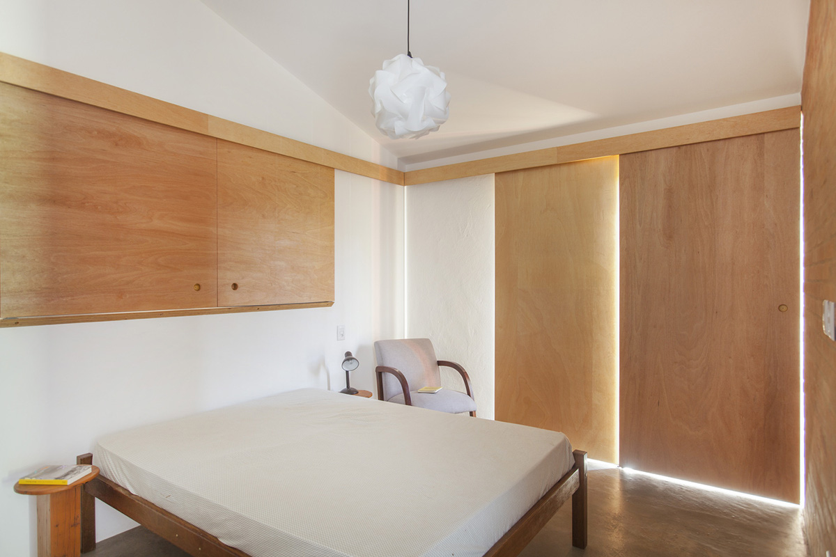 AUÁ arquitetos' reddish house seeks diversity for changing lifestyles in a human scale