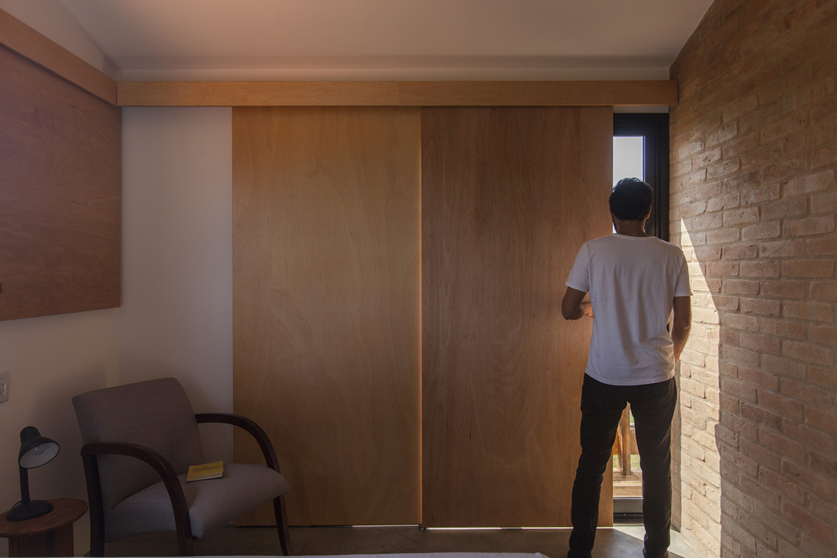 AUÁ arquitetos' reddish house seeks diversity for changing lifestyles in a human scale
