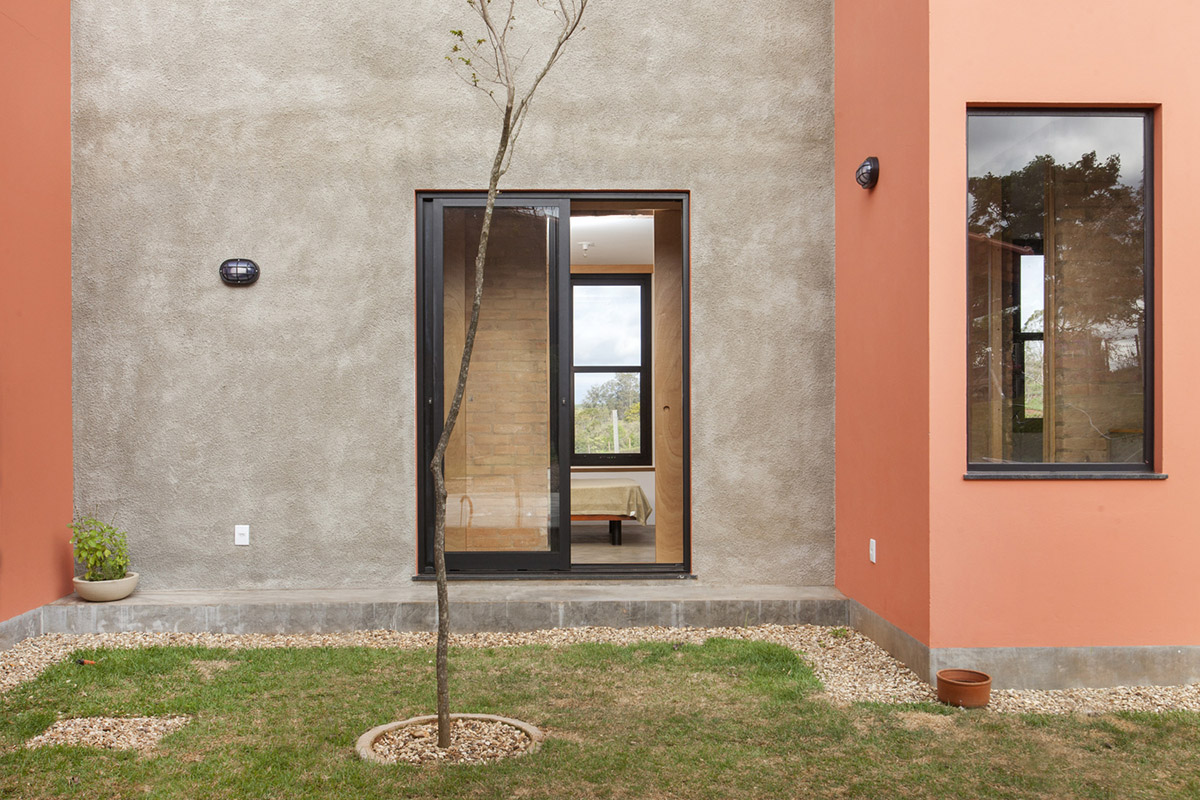 AUÁ arquitetos' reddish house seeks diversity for changing lifestyles in a human scale