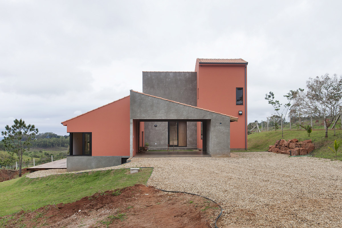 AUÁ arquitetos' reddish house seeks diversity for changing lifestyles in a human scale