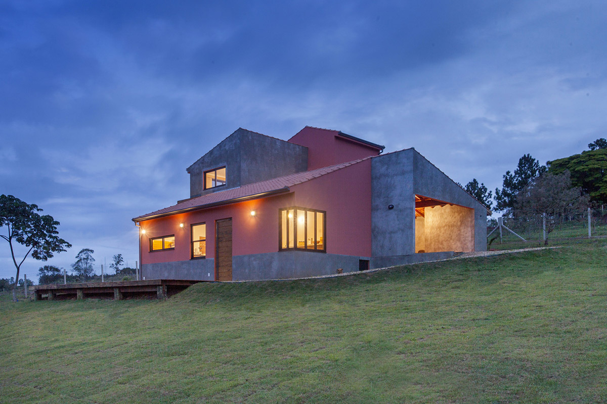 AUÁ arquitetos' reddish house seeks diversity for changing lifestyles in a human scale
