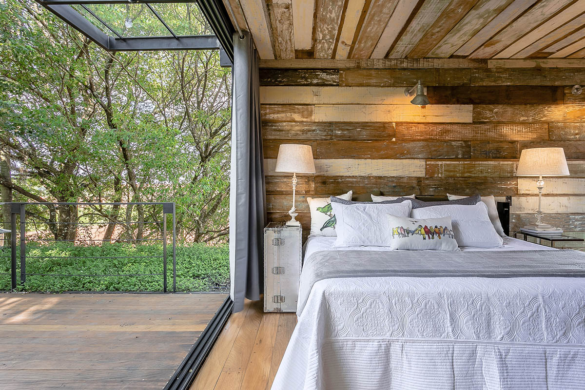 Casa Container Marília built a self-sustained container house raised on metal pillars in Brazil