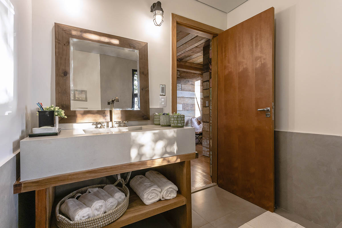 Casa Container Marília built a self-sustained container house raised on metal pillars in Brazil