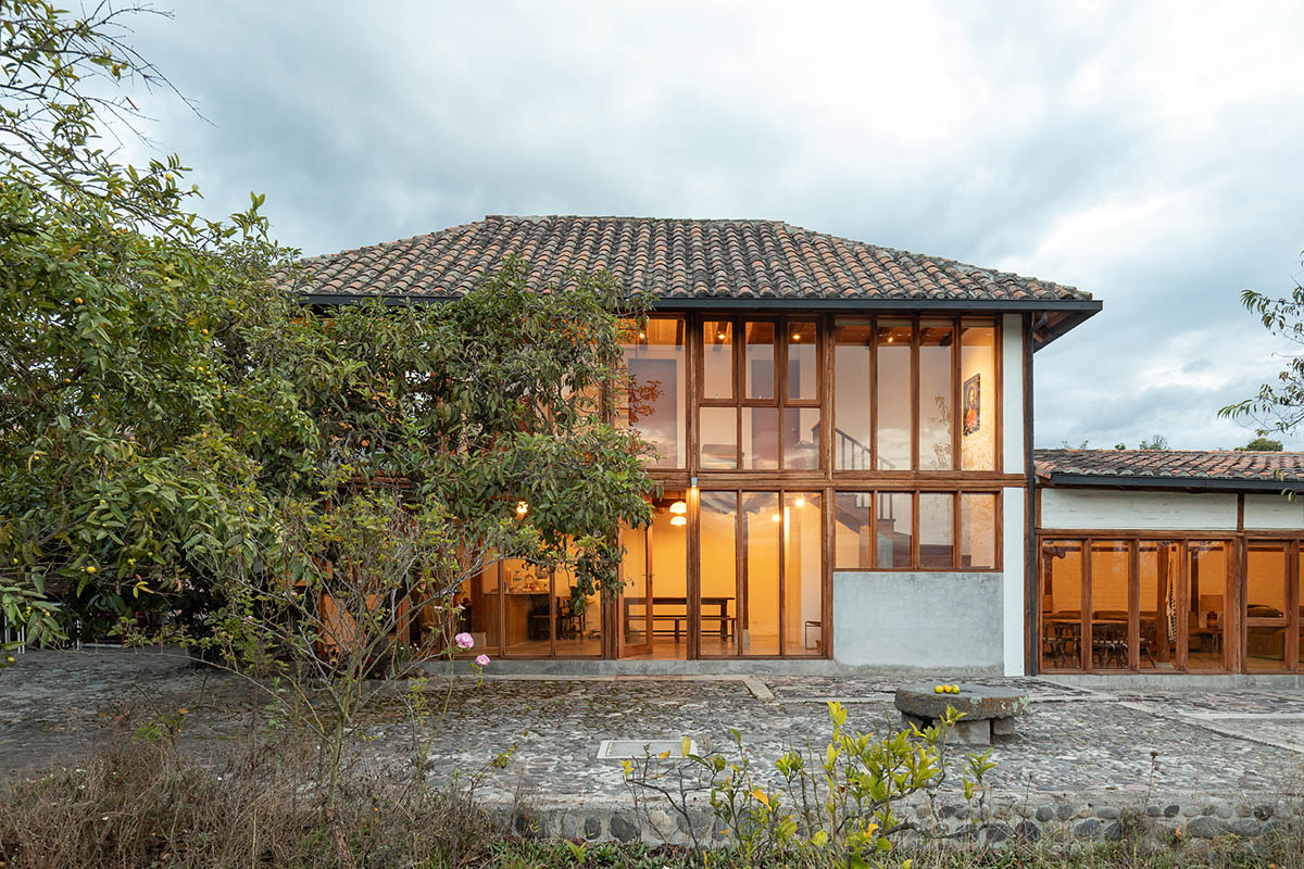Jorge Ramon Giacometti Architecture Workshop adds structural redwood frames to old house in Ecuador
