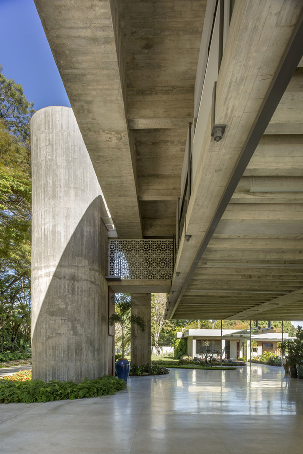 Arquitécnika revitalizes 1970s brutalist residence with new program and additions in Brasília, Brazil