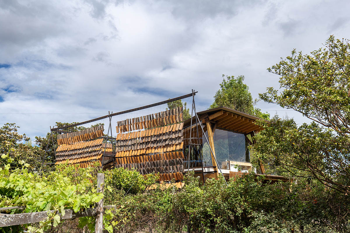 Daniel Moreno Flores creates welcoming screen with hanging tiles to mark this house in Ecuador