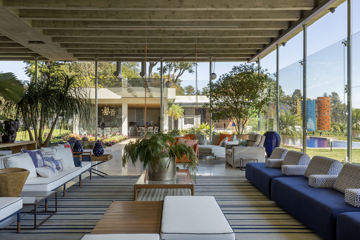 Arquitécnika revitalizes 1970s brutalist residence with new program and additions in Brasília, Brazil