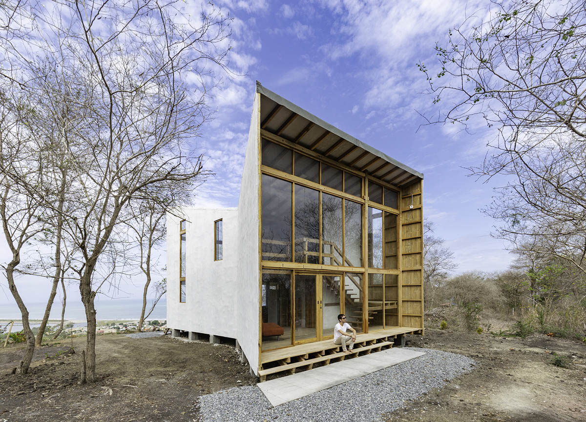 Emilio L&oacute;pez Arquitecto's Casa Don Juan features double-opening facade to look at hills of Quito