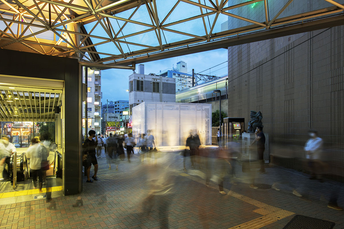 Кашива Сато обклеил общественный туалет белыми алюминиевыми жалюзи в центре Токио 