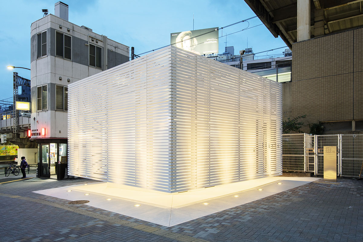 Кашива Сато обклеил общественный туалет белыми алюминиевыми жалюзи в центре Токио 