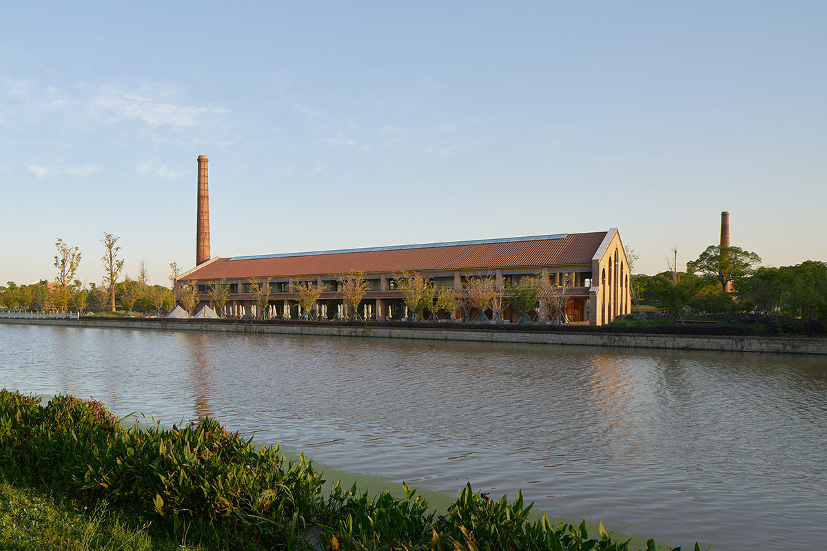 Thick brick walls redefine a historic kiln as a public space and multi-purpose hall in Pudong
