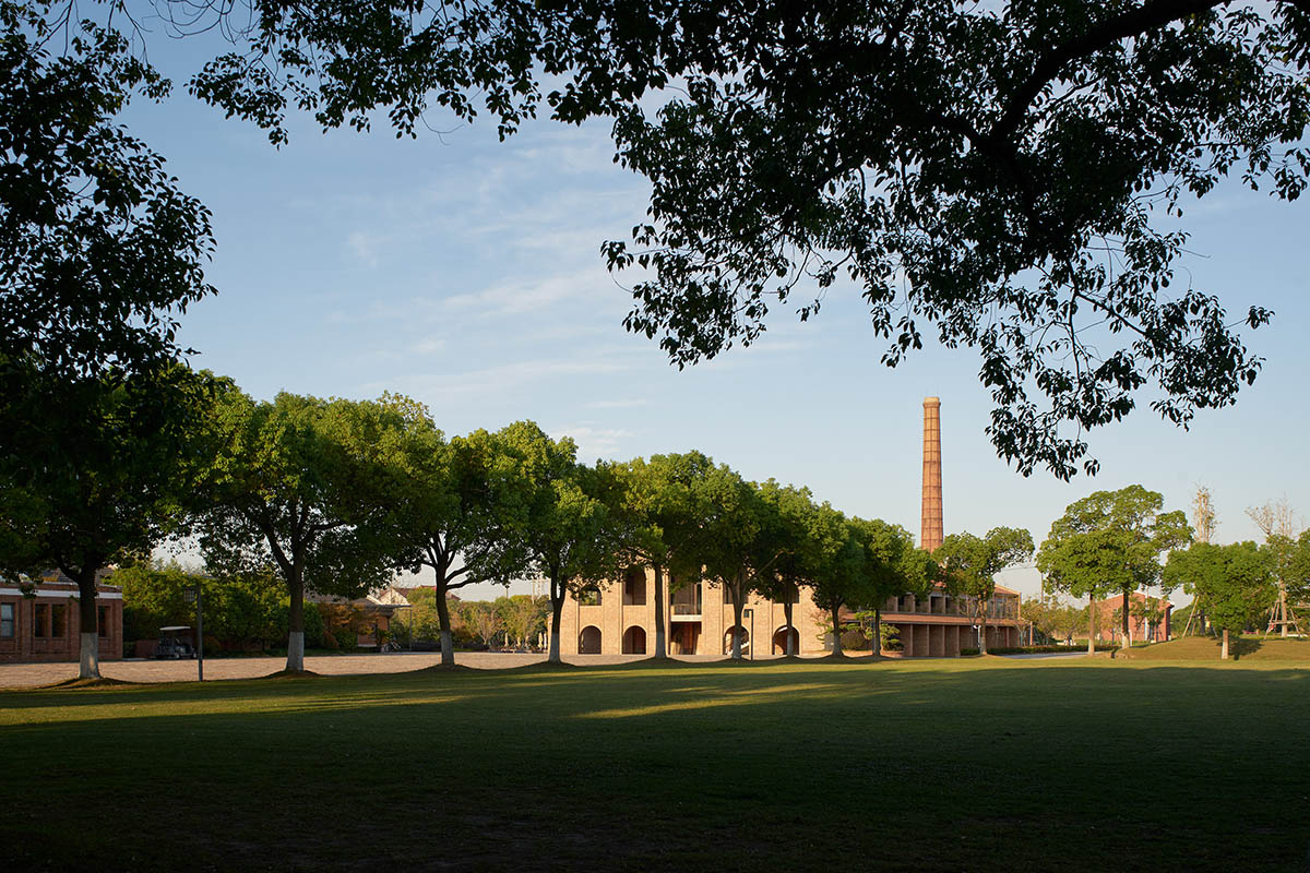 Thick brick walls redefine a historic kiln as a public space and multi-purpose hall in Pudong