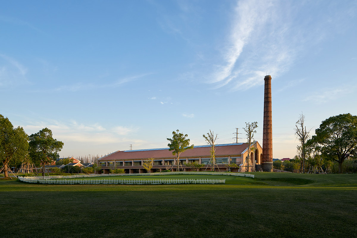 Thick brick walls redefine a historic kiln as a public space and multi-purpose hall in Pudong