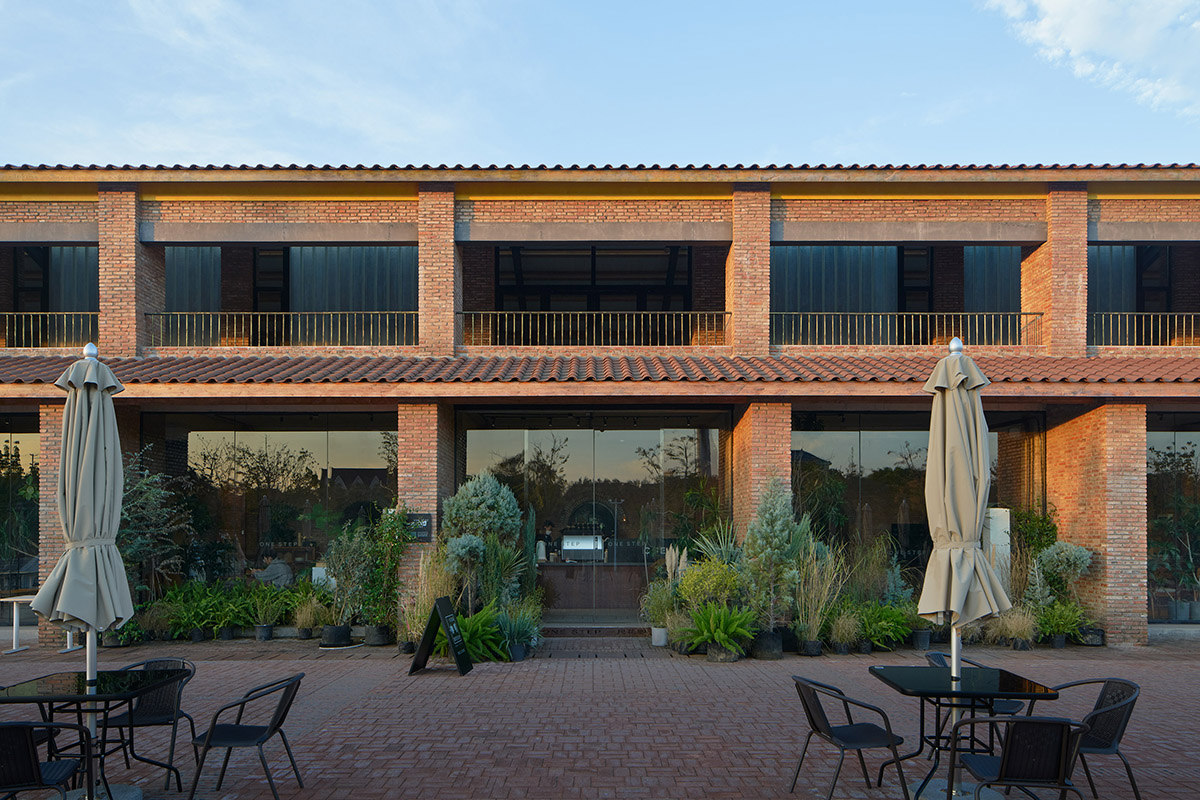 Thick brick walls redefine a historic kiln as a public space and multi-purpose hall in Pudong