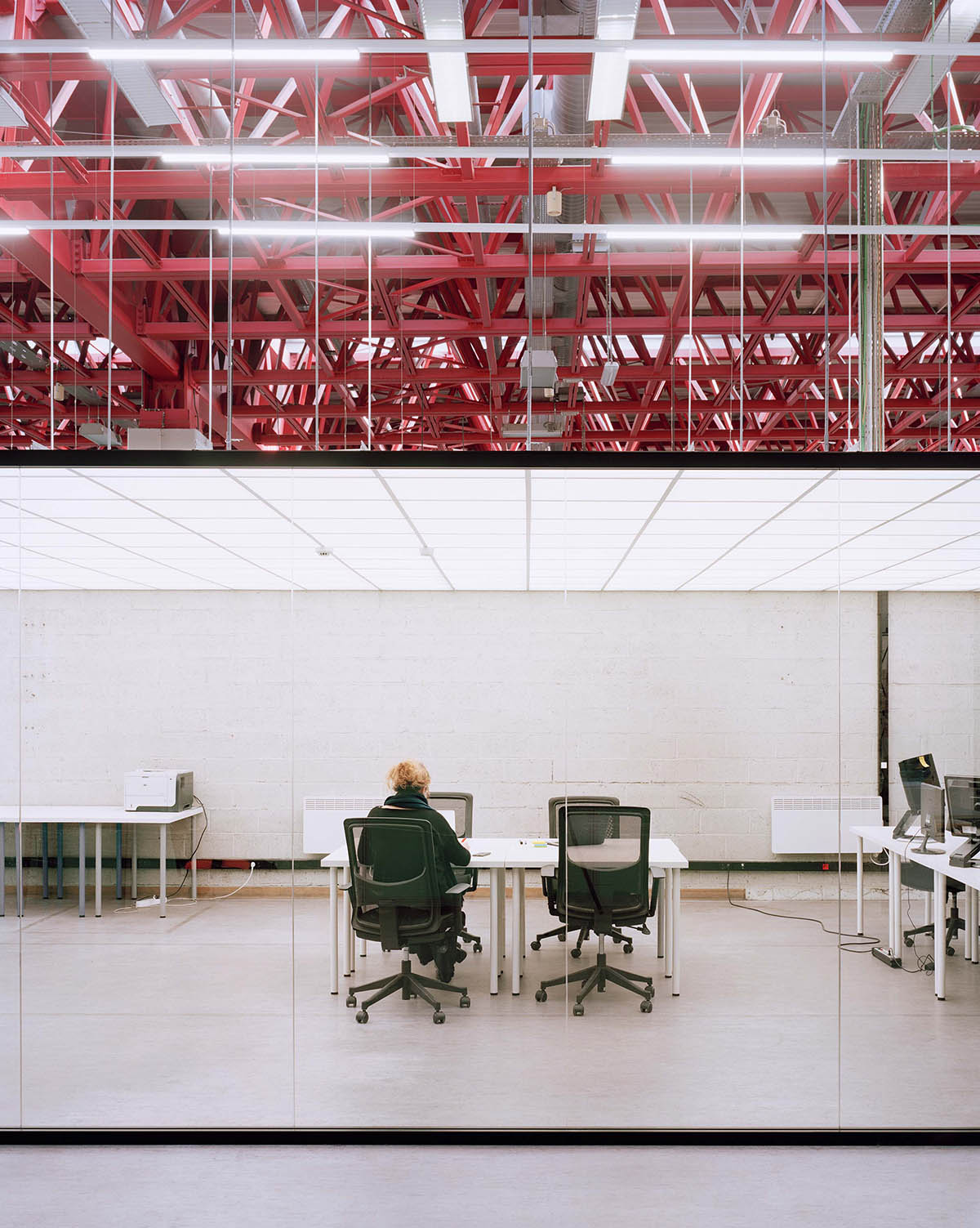 Traumnovelle превращает промышленное здание в рабочее пространство с розоватым стальным потолком в Бельгии. 