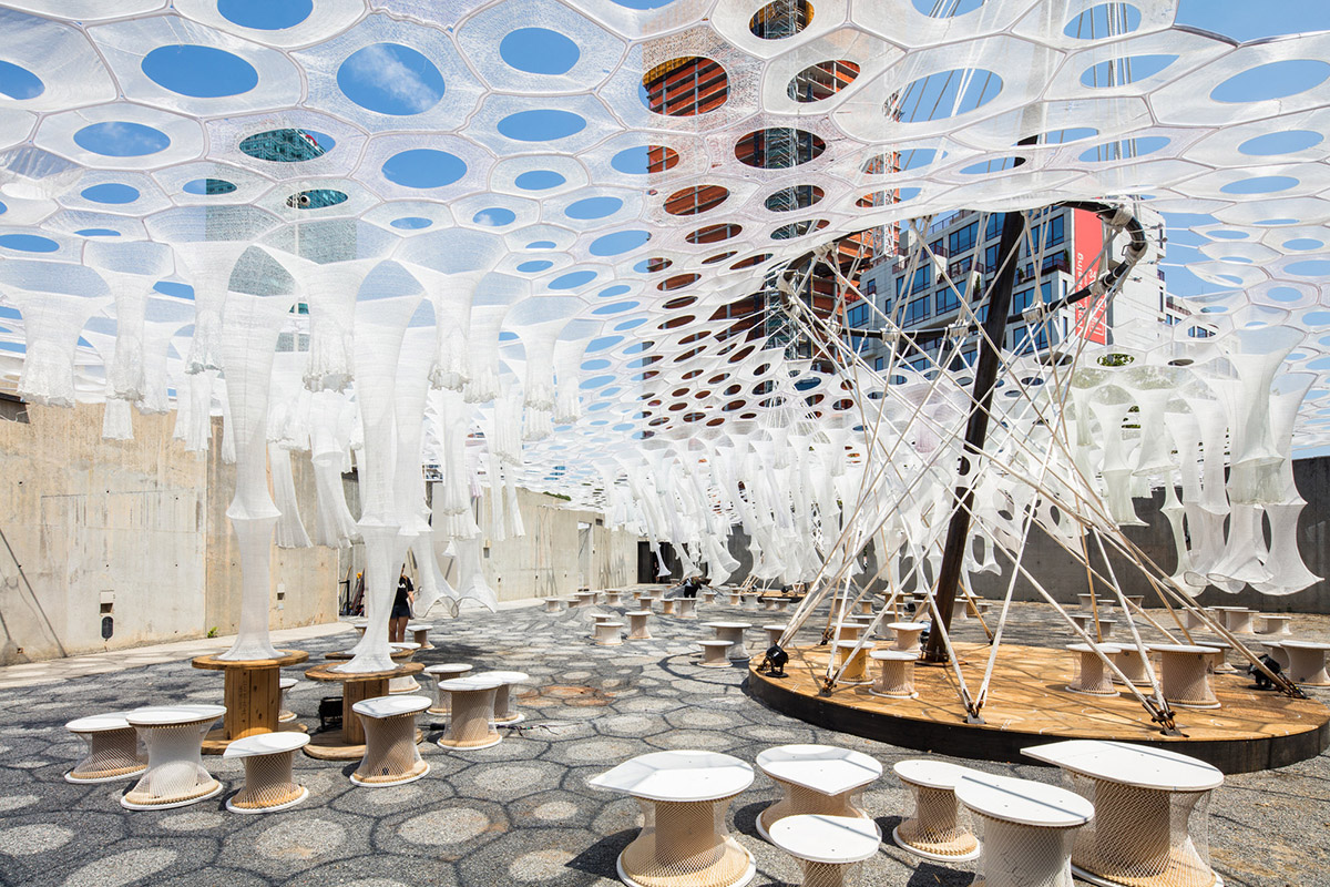 Jenny Sabin Studio's cellular Lumen fabric wraps MoMA PS1's Jenny Sabin Studio's cellular Lumen fabric wraps MoMA PS1's
