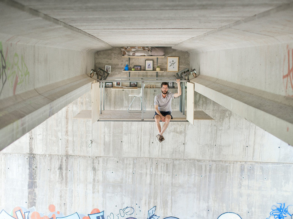 Fernando Abellanas installs his own studio under a traffic bridge in Spain