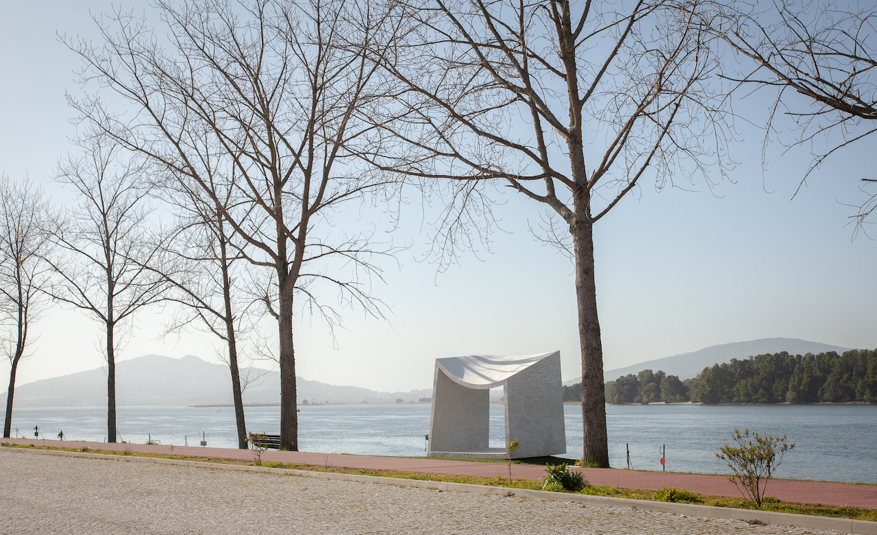 ABRIGO: A Sheltering Space Fosters A Dialogue With Its Surroundings