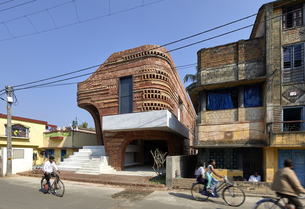 A Reflection of Bengal through Abin Chaudhuri's Masterpiece: The Gallery House