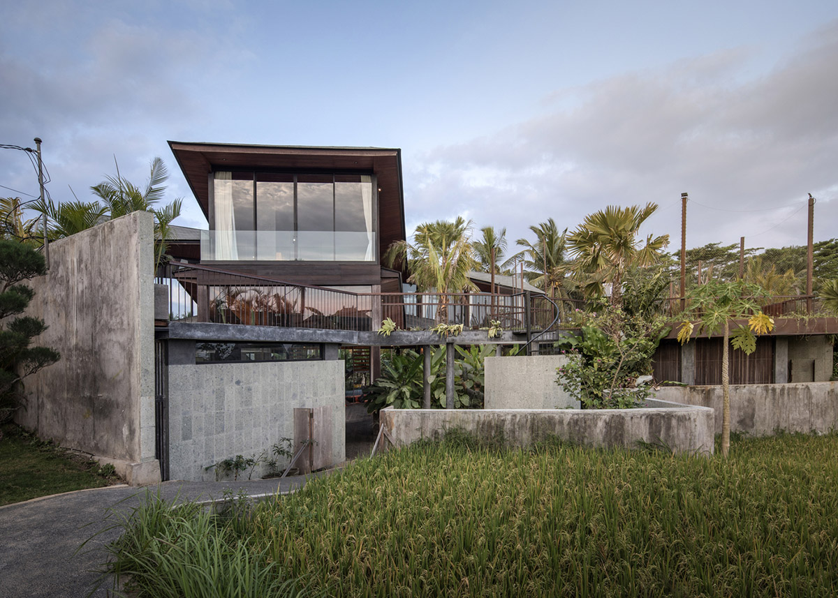 Alexis Dornier's cross-shaped house elevated on stilts to include continuous living space underneath