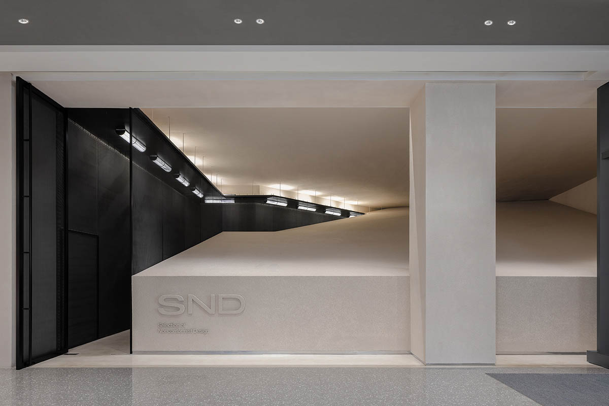 Fashion boutique features dune-shaped space to evoke a serene escape from a bustling city